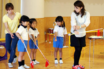 【幼稚園】年長の子どもたちがマーチングの練習を行いました