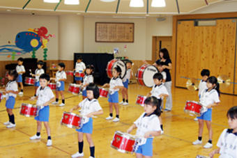 【幼稚園】年長の子どもたちがマーチングの練習を行いました