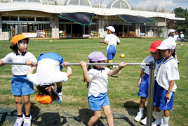 【幼稚園】小学生と「中休み交流」で楽しく触れ合いました