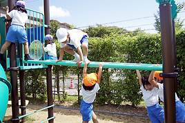 【幼稚園】小学生と「中休み交流」で楽しく触れ合いました