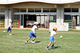 【幼稚園】小学生と「中休み交流」で楽しく触れ合いました