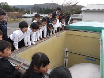 【小学校】小学３年生が社会見学（緑ヶ丘浄水場）に行きました
