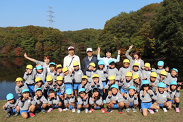 【幼稚園】年長の子どもたちが森のガイドウオークに出掛けました