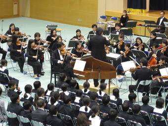 【中学校】平成25年度「Ｍ芸術鑑賞会」を開催しました