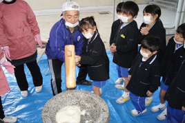 【小学校】もちつき会を行いました
