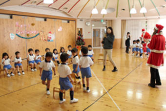 【幼稚園】英語で楽しむクリスマス会を行いました