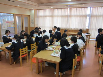 【小学校・中学校】小学４年生と中学１年生がランチフェスタを行いました