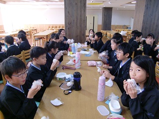 【小学校】小学４年生が収穫祭を行いました