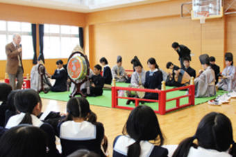【小学校･中学校】小学5年生～中学1年生を対象に「雅楽鑑賞会」を行いました