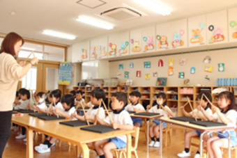 【幼稚園】年中の子どもたちがマーチングの練習を始めました