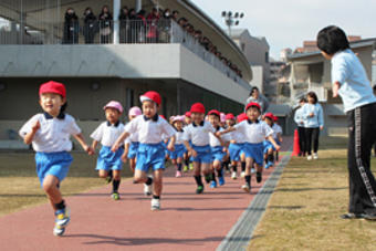【幼稚園】ミニマラソン大会を開催しました