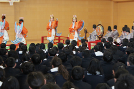 【小学校･中学校】小学5年生～中学1年生を対象に「雅楽鑑賞会」を行いました