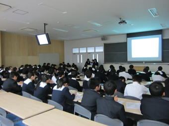 【中学校】中学1年生が社会見学プレゼンテーション本戦を行いました