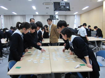 【中学校】中学1、2年生が百人一首大会を行いました