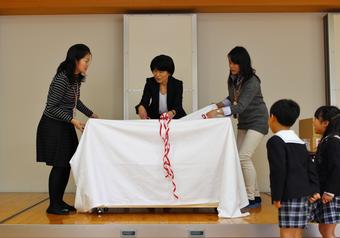 【幼稚園】卒園記念品贈呈式を行いました