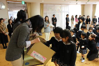 【幼稚園】卒園記念品贈呈式を行いました