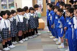 【幼稚園】小学生と「ありがとうの会」を行いました