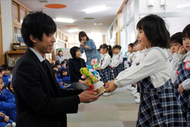 【幼稚園】小学生と「ありがとうの会」を行いました