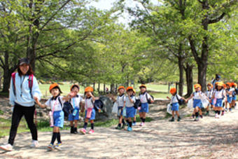 【幼稚園】年中の子どもたちが「けいはんな記念公園」へ春の遠足に出掛けました
