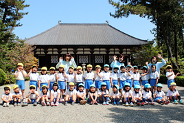 【幼稚園】年長組の子どもたちが唐招提寺へ春の遠足に出掛けました