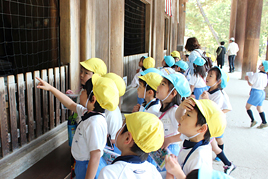 【幼稚園】年長組の子どもたちが唐招提寺へ春の遠足に出掛けました