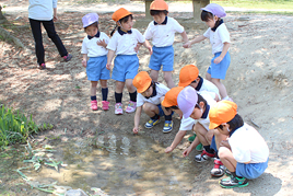 【幼稚園】年中の子どもたちが「けいはんな記念公園」へ春の遠足に出掛けました