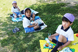 【幼稚園】年中の子どもたちが「けいはんな記念公園」へ春の遠足に出掛けました