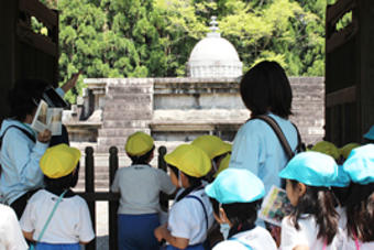 【幼稚園】年長組の子どもたちが唐招提寺へ春の遠足に出掛けました
