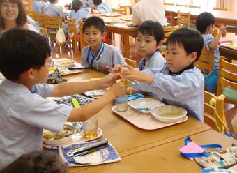 【幼・小】年長の子どもたちと小学3年生がランチタイム交流を行いました