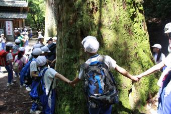 【小学校】小学4年生が春の遠足に行きました