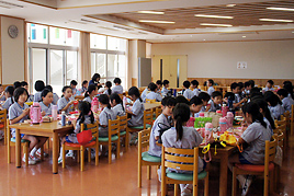 【小学校】縦割ランチタイムで、楽しい時間を過ごしました