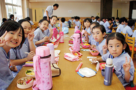 【小学校】縦割ランチタイムで、楽しい時間を過ごしました