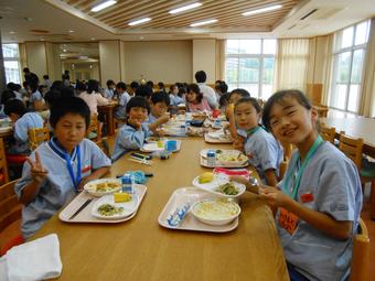 【幼・小】年長の子どもたちと小学3年生がランチタイム交流を行いました