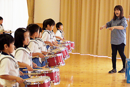 【幼稚園】年長の子どもたちがマーチングの練習をしました①
