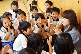 【幼稚園】年長の子どもたちがマーチングの練習をしました①