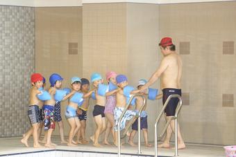 【幼稚園】アリーナの温水プールで水泳の練習を行いました