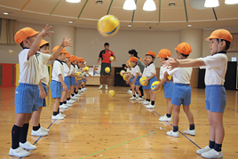 【幼稚園】「体育の先生と遊ぼう」を楽しみました
