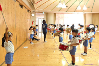 【幼稚園】年長の園児たちがマーチングの練習を行いました⑤