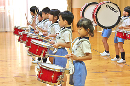 【幼稚園】年長の園児たちがマーチングの練習を行いました⑤