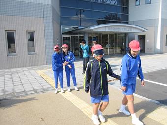 【小学校】P4生(小4)が秋の遠足で県営福祉パークに行きました