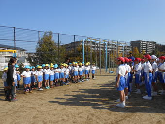 【幼稚園】【小学校】PP3とP3がグラウンドで一緒に遊びました
