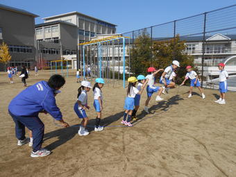 【幼稚園】【小学校】PP3とP3がグラウンドで一緒に遊びました