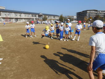 【幼稚園】【小学校】PP3とP3がグラウンドで一緒に遊びました