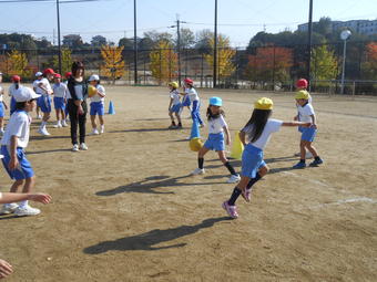 【幼稚園】【小学校】PP3とP3がグラウンドで一緒に遊びました