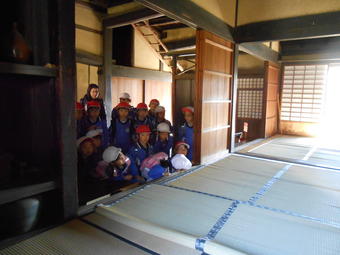 【小学校】P3生(小3)が秋の遠足で奈良県立民俗博物館に行きました