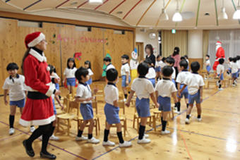 【幼稚園】英語による「クリスマス会」を楽しみました