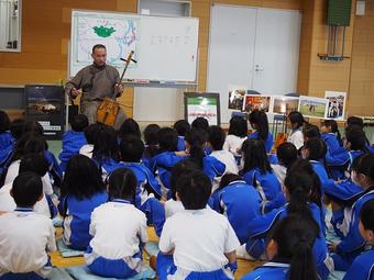 【小学校】P2生(小2)がモンゴル体験をおこないました