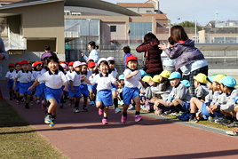 【幼稚園】ミニマラソン大会をしました