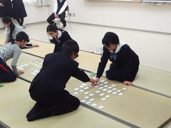 【中学校】百人一首エキシビションマッチを行いました