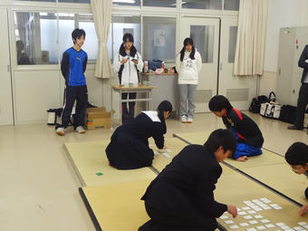 【中学校】百人一首エキシビションマッチを行いました